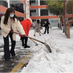 齐力扫积雪 安全迎开学——驻马店市第二十五小学开展校园除雪行动